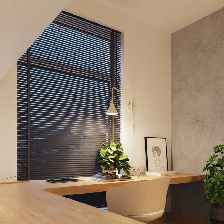 Applique murale moderne nox beige avec abat-jour géométrique et bras simple sur fenêtre avec stores noirs horizontaux