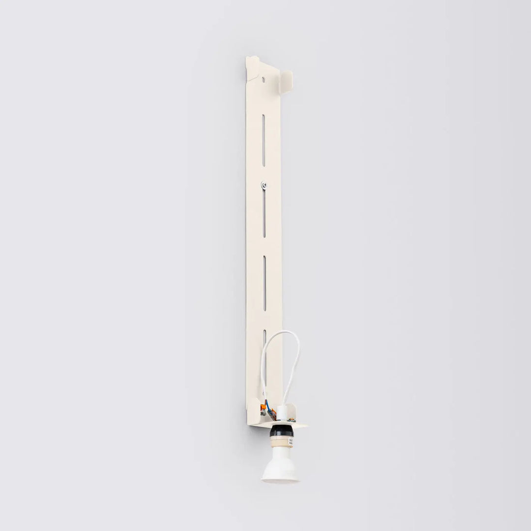 Applique murale freya 90 beige minimaliste avec support vertical metal et porte ampoule intégré compose d’appliques murales collection freya cinq coloris