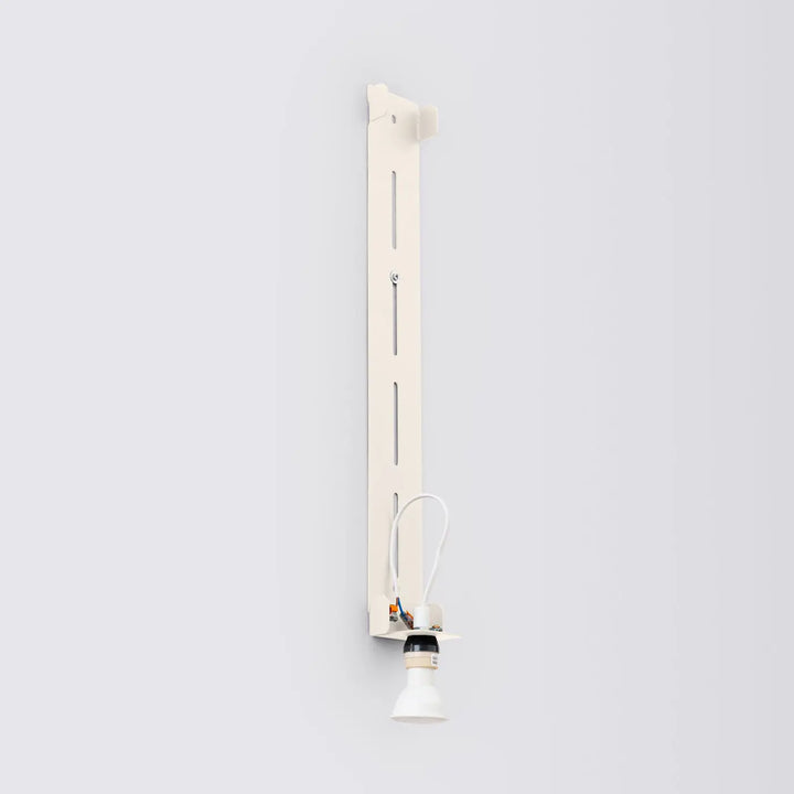 Applique murale beige minimalist avec support en métal vertical intégré, collection freya compose d’appliques murales cinq coloris