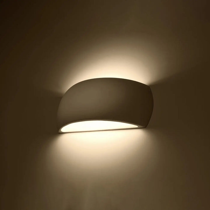 L’applique murale pontius en céramique blanche avec lumière douce et design courbé pour une ambiance chaleureuse
