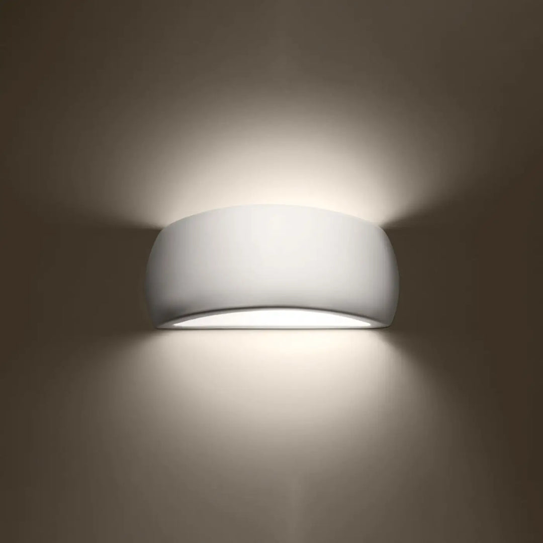Applique pontius vernies blanche en céramique avec design courbé émettant une lumière douce pour une atmosphère unique