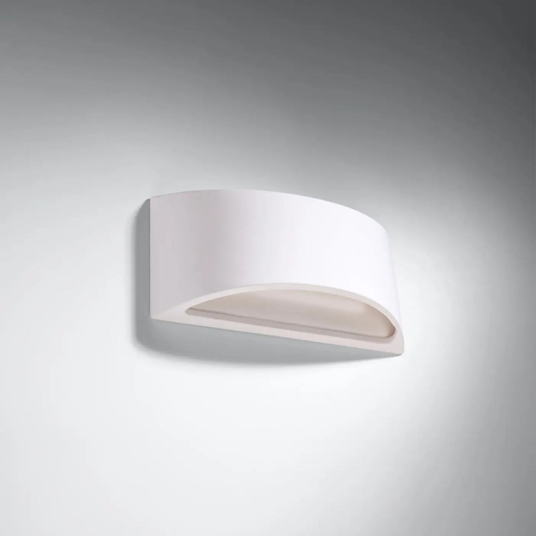 Blanc l’applique murale vixen courbé en céramique avec un enduit structuré et une finition mate minimaliste