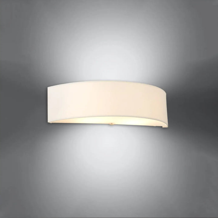 Applique murale skala blanche en acier industriel avec lumière diffusée soft design minimaliste et incurvé