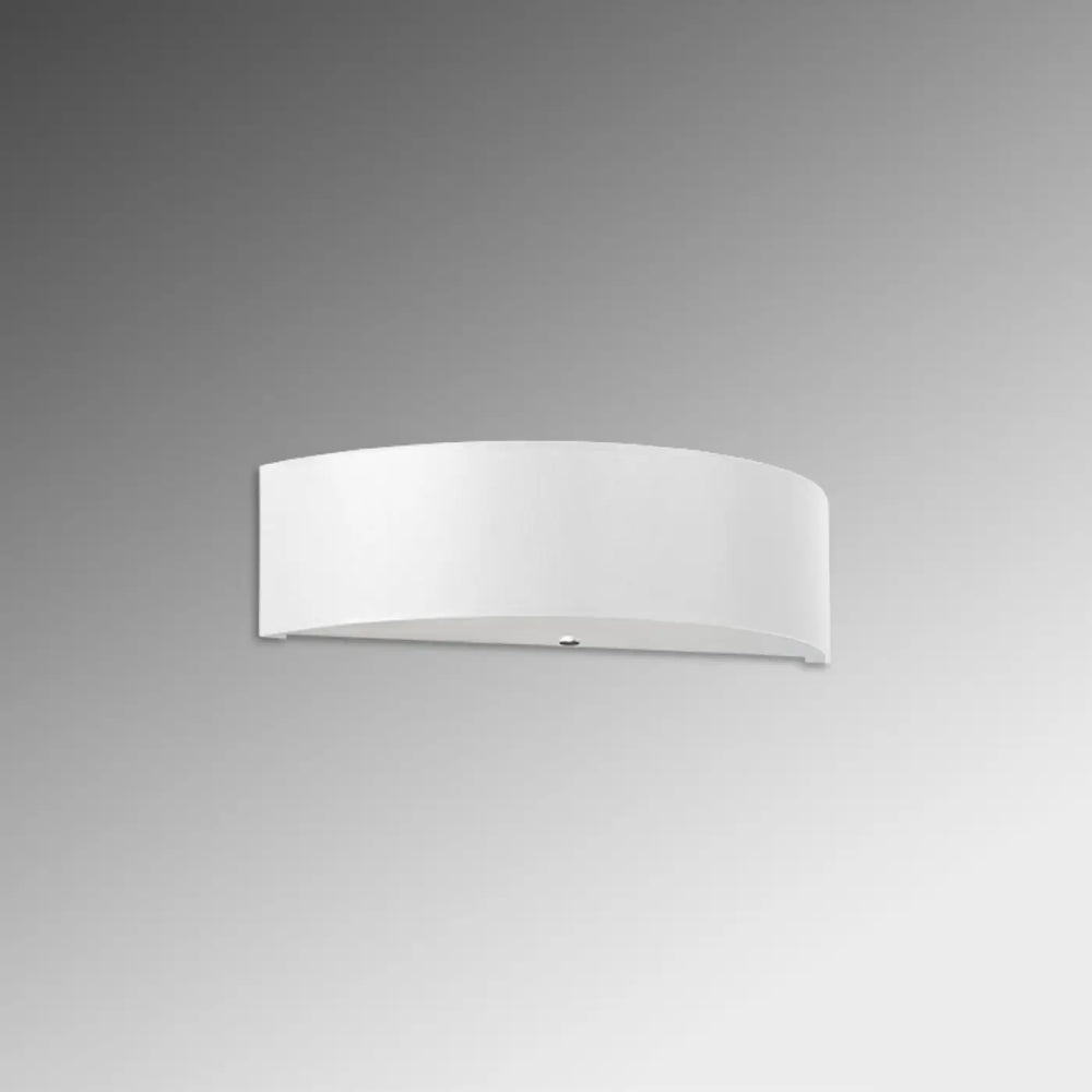 Applique murale skala blanche en acier industriel avec un design minimaliste et incurvé moderne