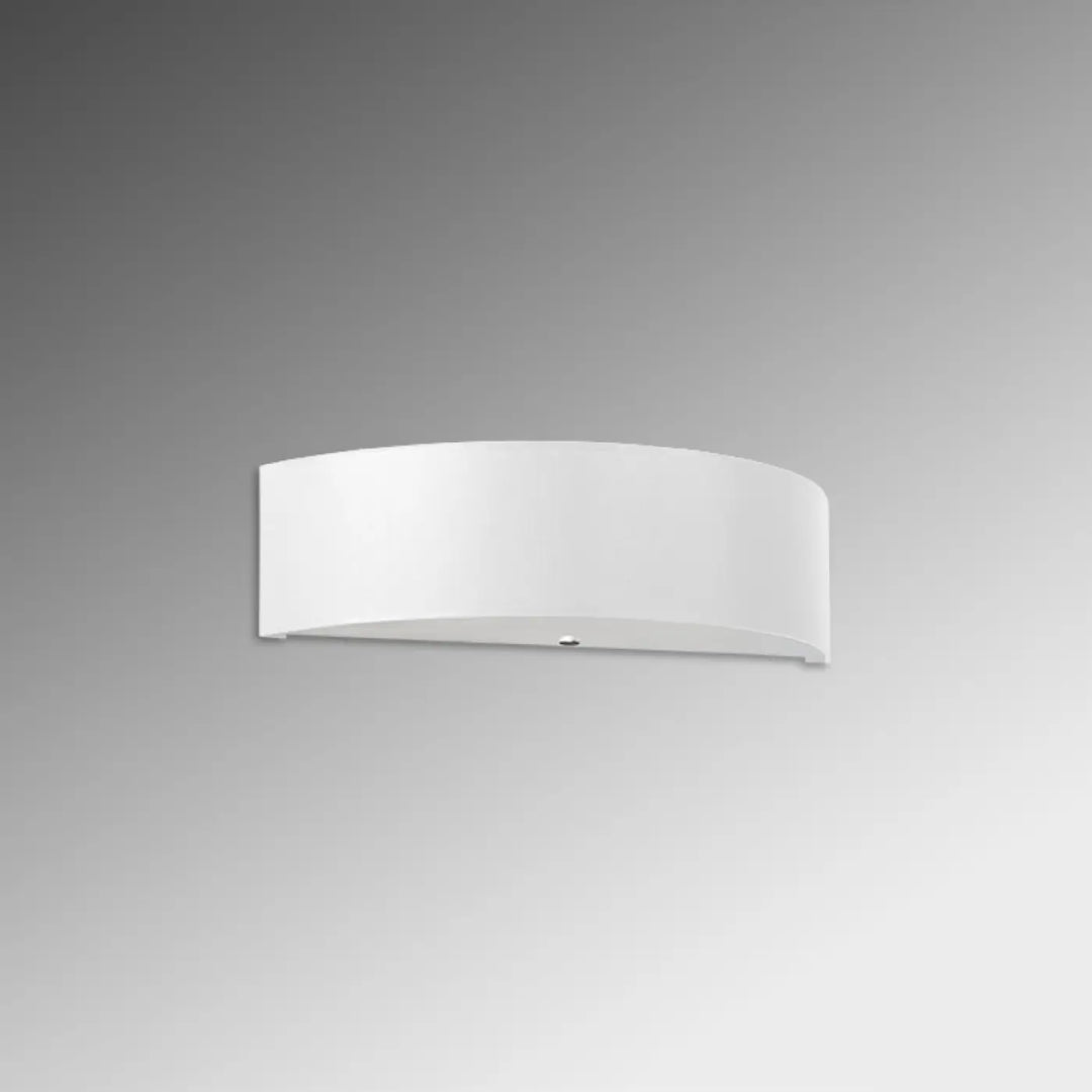 Applique murale skala blanche en acier industriel avec un design minimaliste et incurvé moderne
