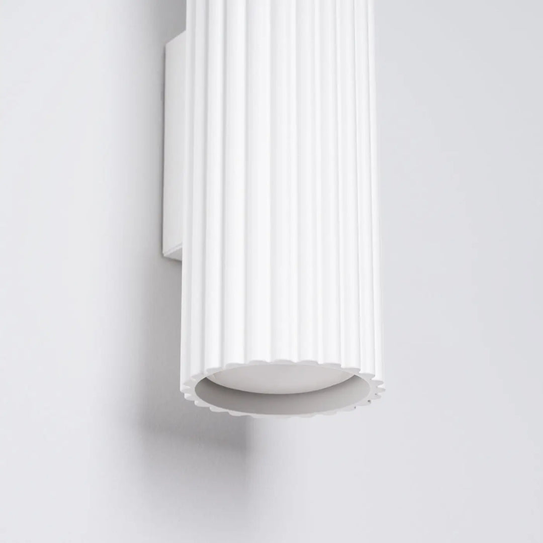 Applique murale karbon 20 blanc en colonne cannelée avec base festonnée pour ampoules gu10 interchangeables design minimaliste