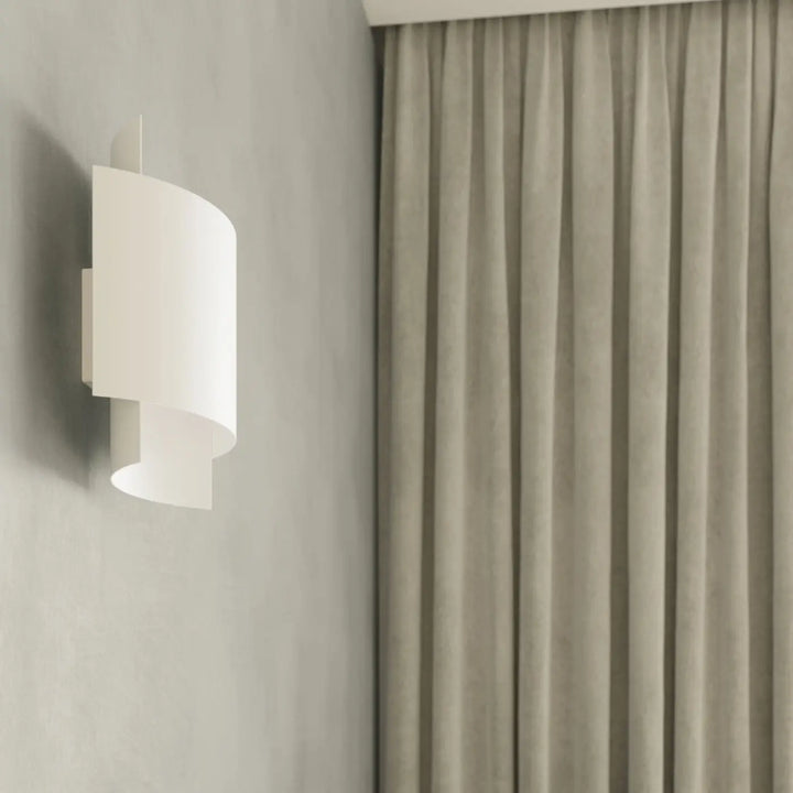 Applique murale impact blanc avec design original fera en luminaire mural intemporel au style minimaliste et courbé