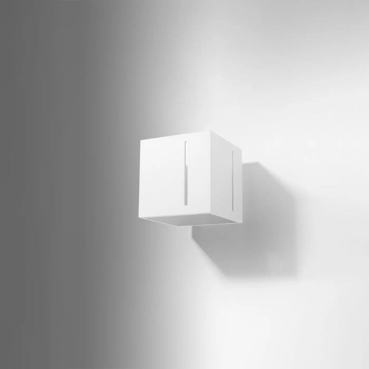 Applique murale moderne blanche en forme de cube avec fentes verticales pour un spectacle lumineux pixar murale