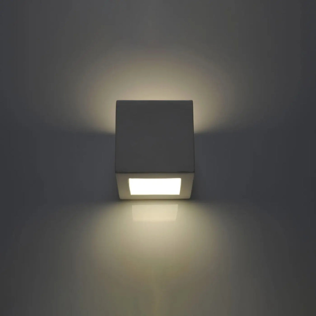 Applique murale leo en céramique moderne blanche avec corps rectangulaire mat et panneau led lumineux doux