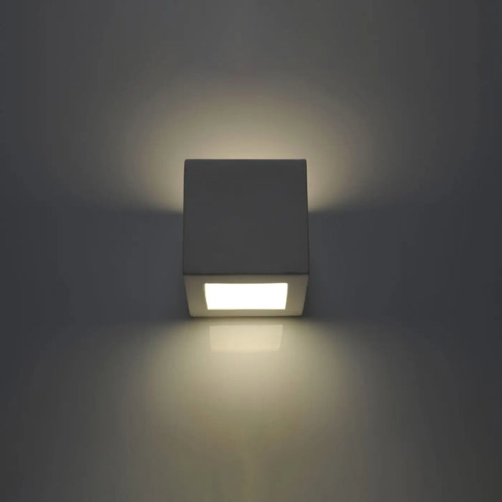 Applique murale leo en céramique moderne blanche avec corps rectangulaire mat et panneau led lumineux doux
