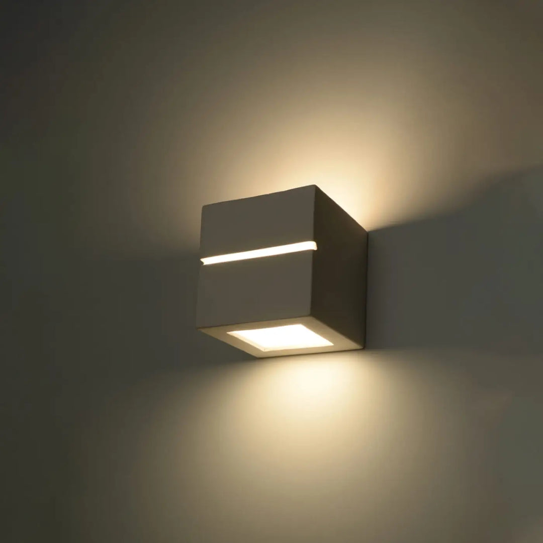 Applique murale céramique leo line cubique blanche avec deux panneaux lumineux offrant une belle lumière chaude