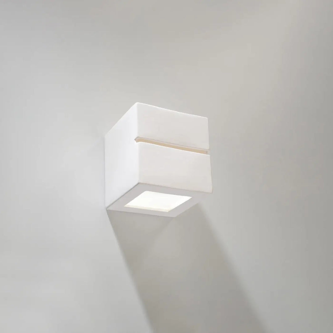 Applique murale céramique leo line blanche forme cube avec design minimaliste et belle lumière encastrée