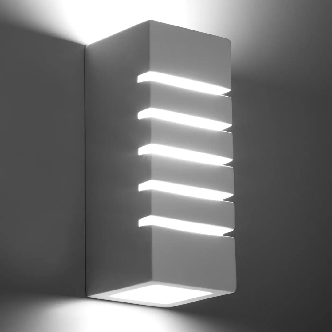 Applique murale céramique samir moderne blanche rectangulaire avec bandes led horizontales émettant une belle lumière