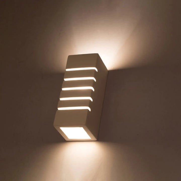 Applique murale céramique samir rectangulaire moderne off-white avec bandes led horizontales émettant une belle lumière chaude