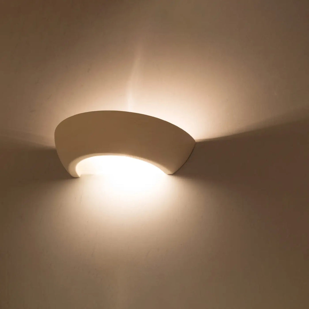 Applique murale moderne oskar en céramique crème avec design lisse et courbé pour une belle lumière intérieure