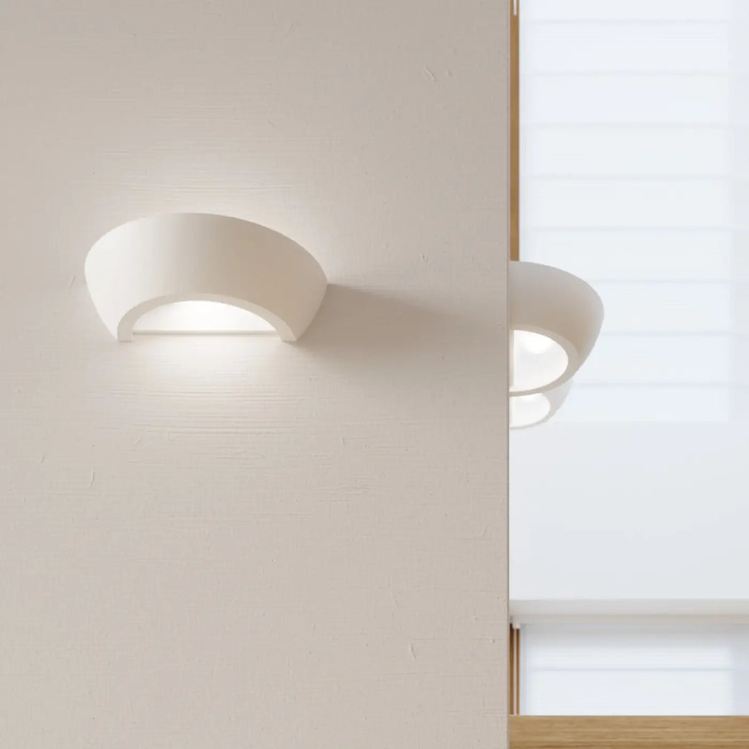 Applique murale moderne en céramique oskar blanc avec un design lisse et incurvé offrant une belle lumière
