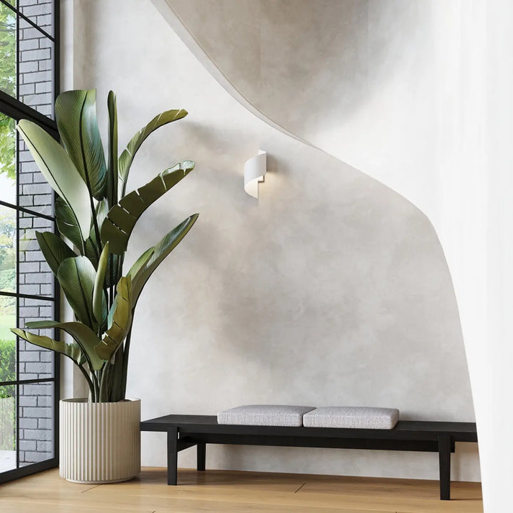 Applique murale talassa blanc avec plante oiseaux de paradis verte en pot céramique beige côtelé pour parler à l’imagination