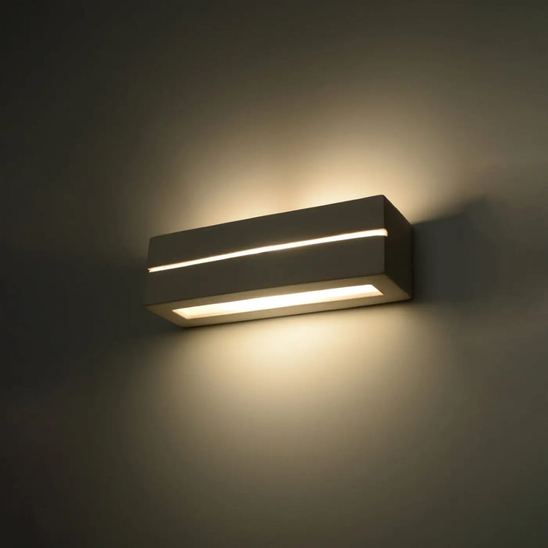 Applique murale céramique vega line avec finition mate et deux bandes led horizontales offrant une belle lumière chaleureuse