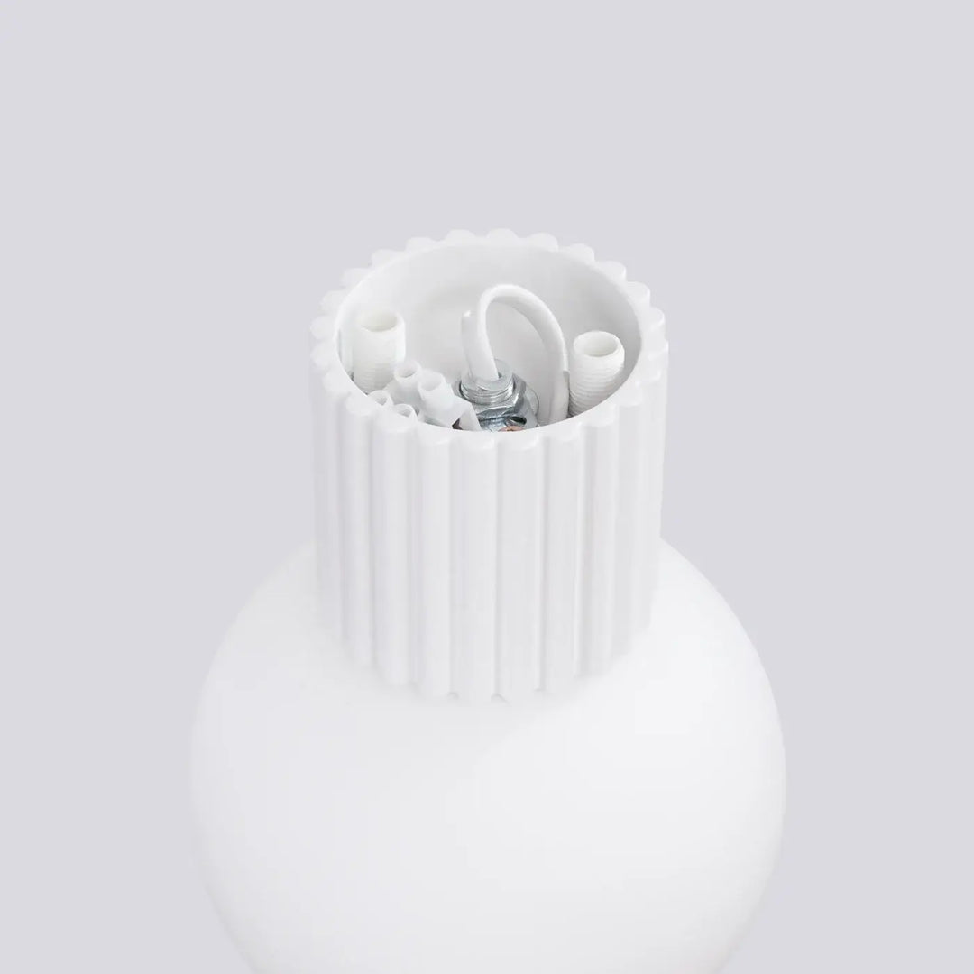 Base de lampe halo blanche en céramique à rainures verticales avec borne métallique pour applique murale ip44 forme unique sphère laiteuse