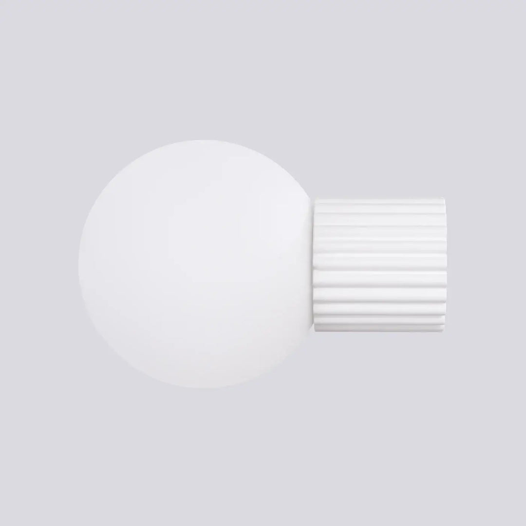 Applique murale ip44 lampe halo avec sphère laiteuse en verre dépoli et base céramique blanche côtelée