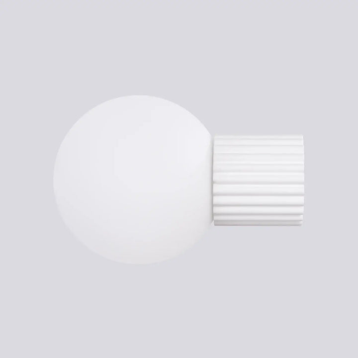 Applique murale ip44 lampe halo avec sphère laiteuse en verre dépoli et base céramique blanche côtelée