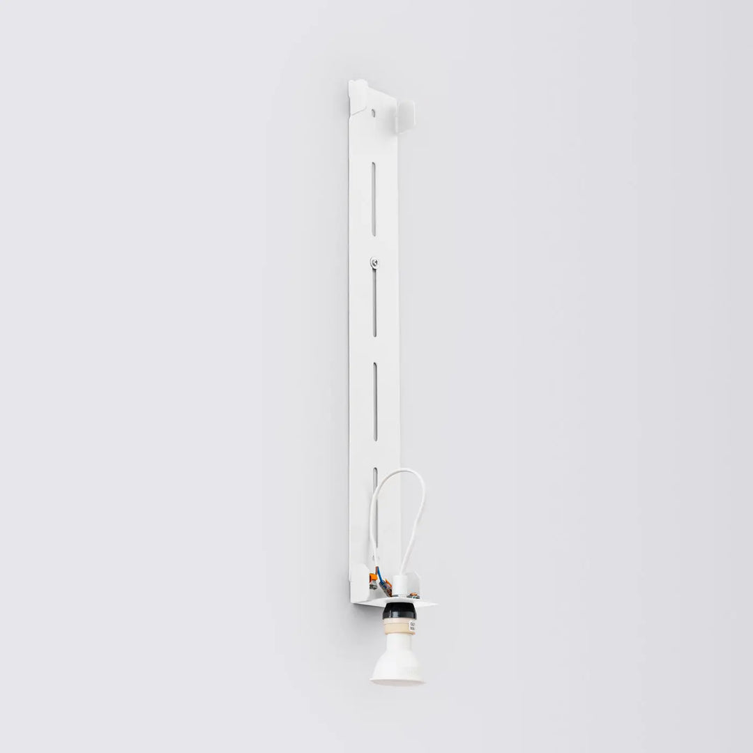 Applique murale freya 150 blanche avec support vertical en métal, design minimaliste parmi compose d’appliques murales