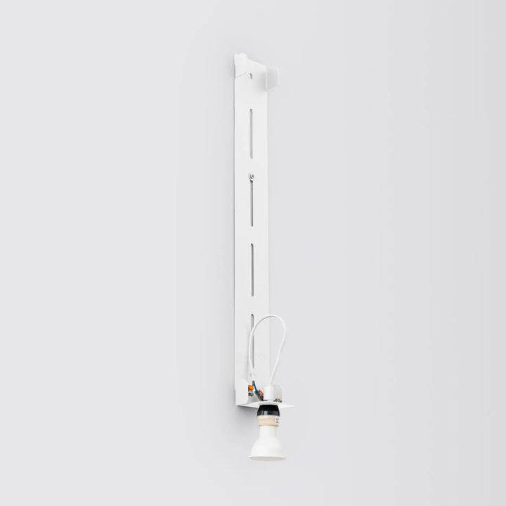 Applique murale freya 150 blanche avec support vertical en métal, design minimaliste parmi compose d’appliques murales