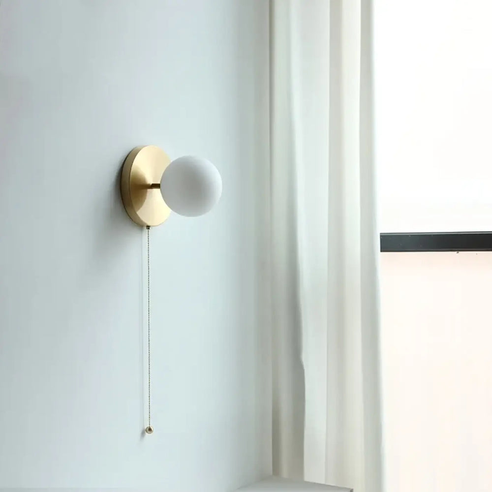 Applique murale en bois avec globe lumineux blanc style scandinave