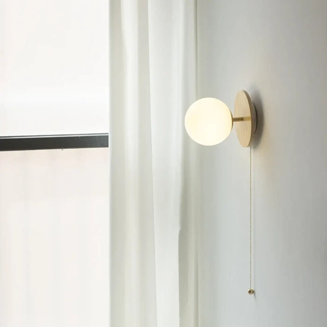 Applique murale en bois avec globe lumineux blanc style scandinave