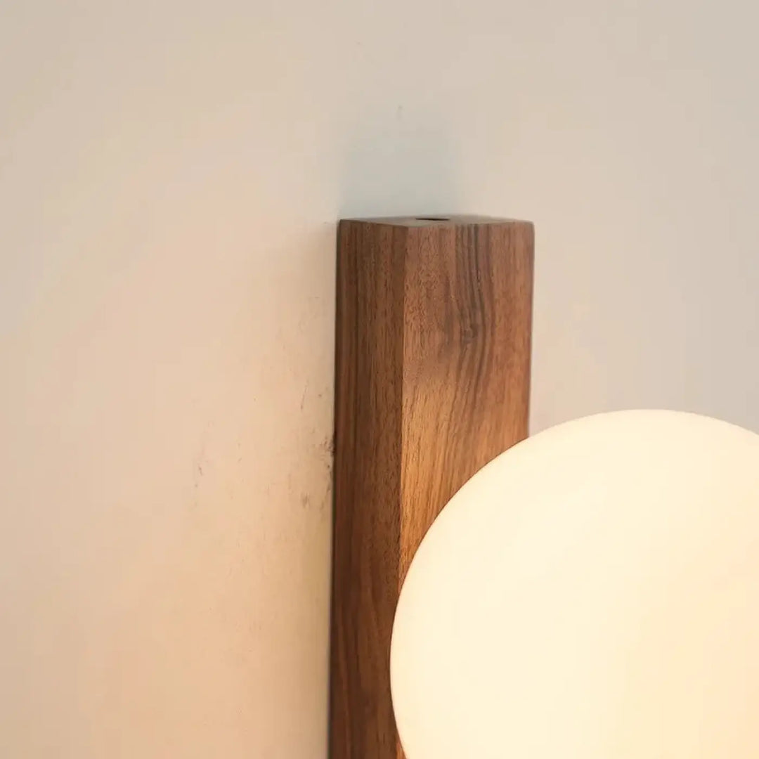 Applique bois noyer avec boule en verre led moderne design