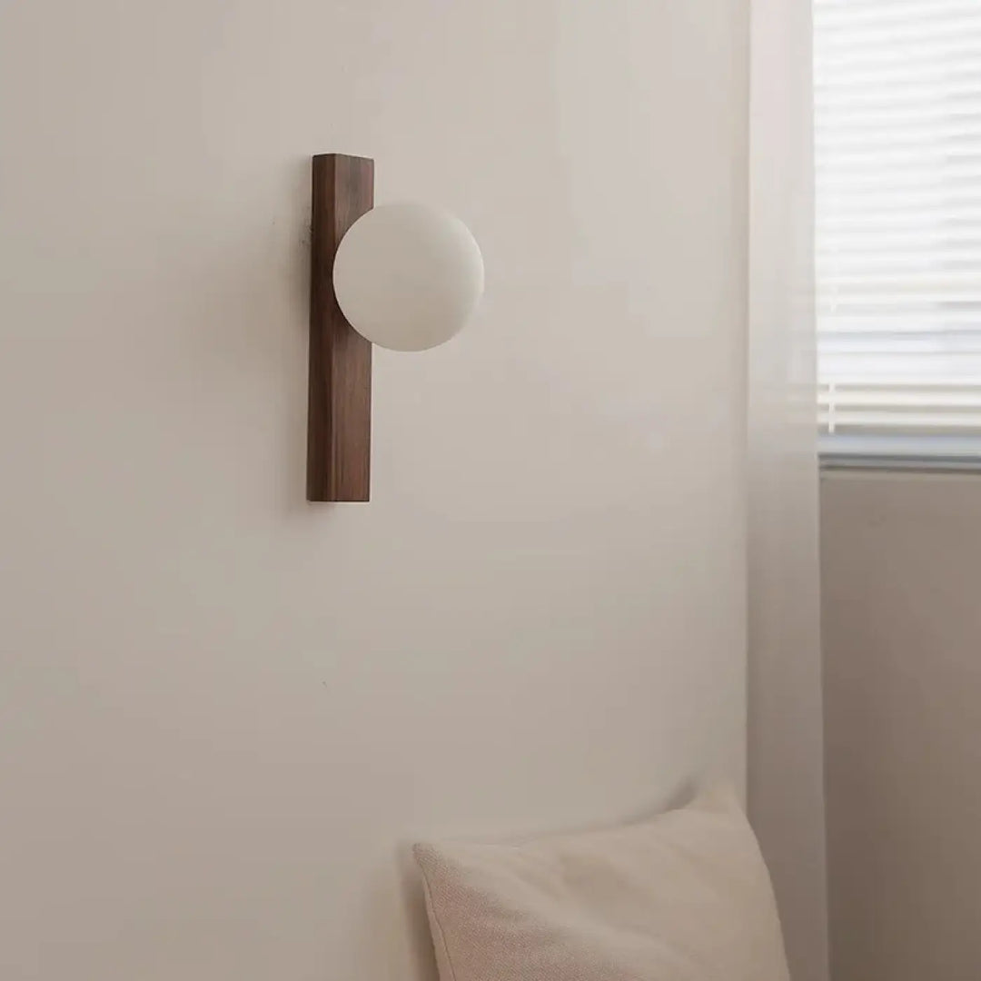 Applique bois noyer avec boule en verre led moderne design