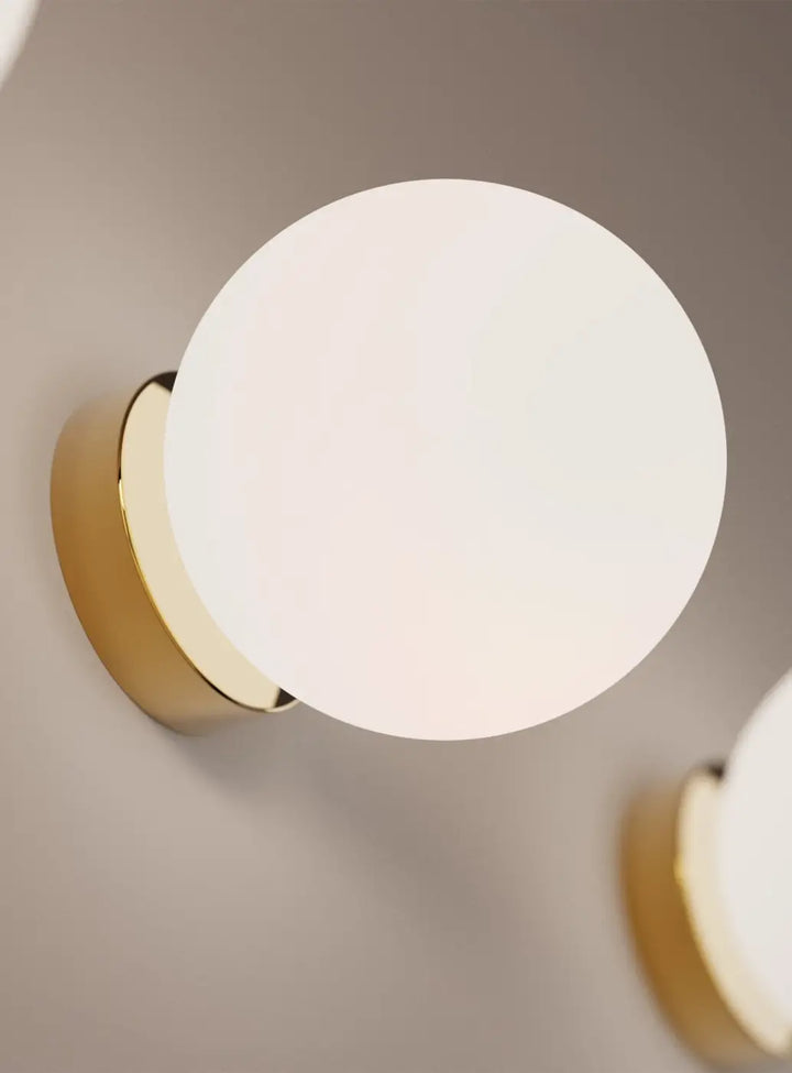 Applique Bola Sphere à globe en verre opale dans un intérieur