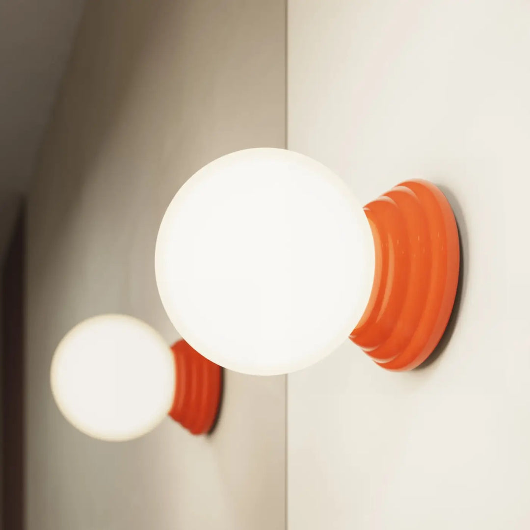 Applique murale lampe zori en forme sphérique orange et blanche avec base rainurée pour une belle décoration aux qualités esthétiques