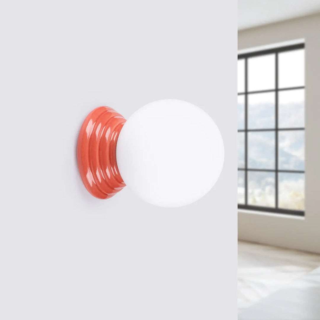 Applique murale lampe zori avec base côtelée orange vif et globe en verre blanc lisse pour belle décoration aux qualités esthétiques