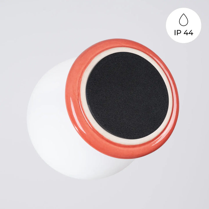 Applique murale zori peach en céramique blanche avec bord corail et intérieur texturé noir pour une belle décoration et qualités esthétiques