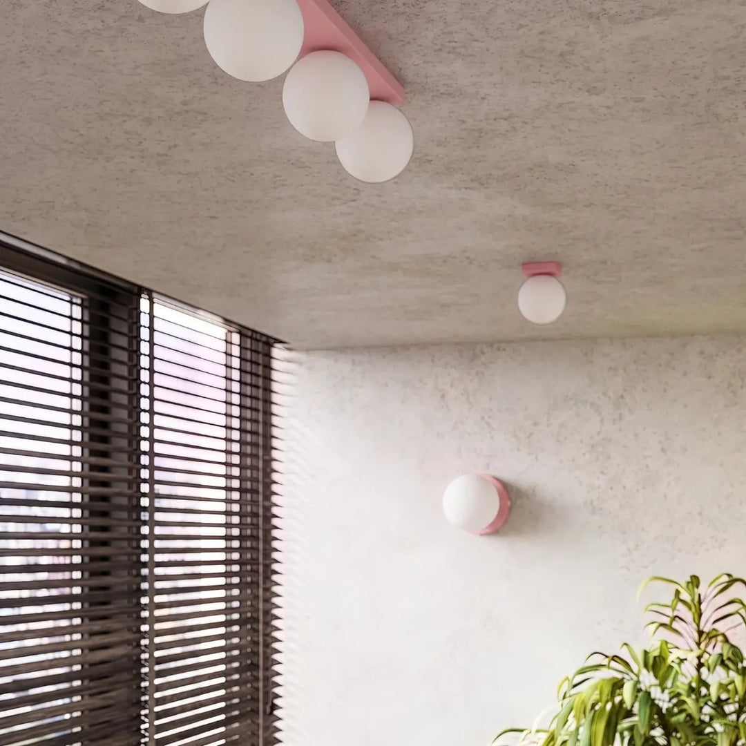 Applique murale rose allumée, vue rapprochée