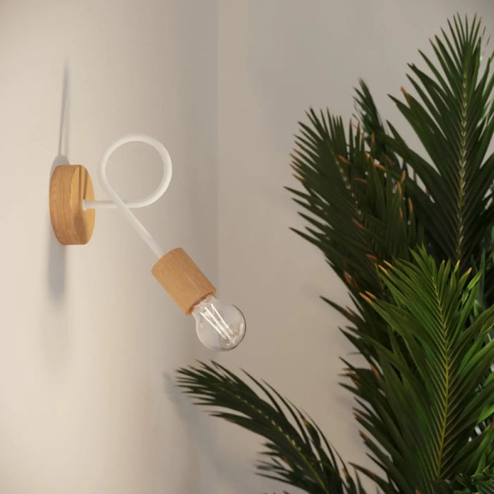 Applique murale blanc/bois naturel dans un intérieur contemporain