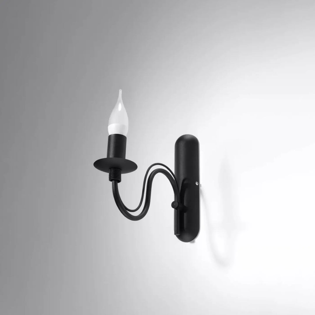 Applique bougeoir noir en fer forgé avec bras courbé et ampoule style bougie pour décoration intérieure style glamour