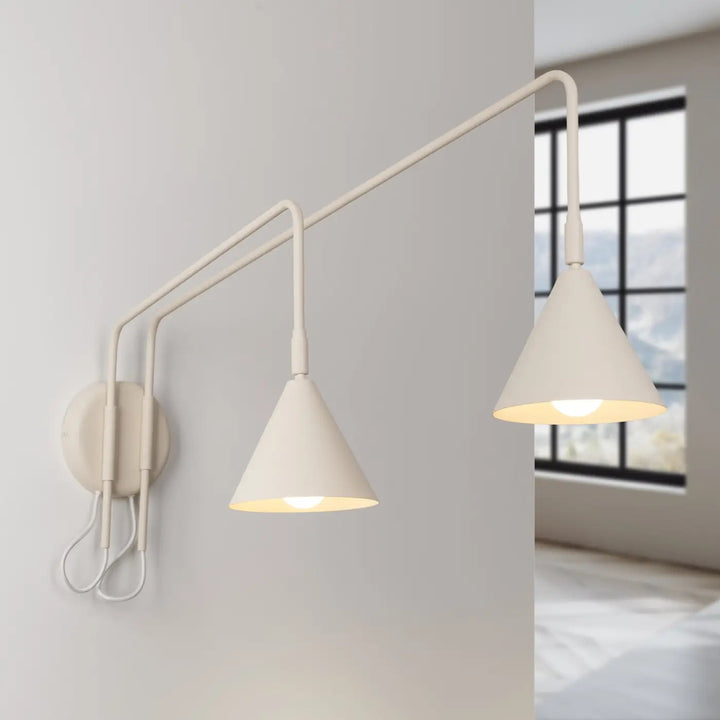 Applique Murale beige allumée, vue rapprochée