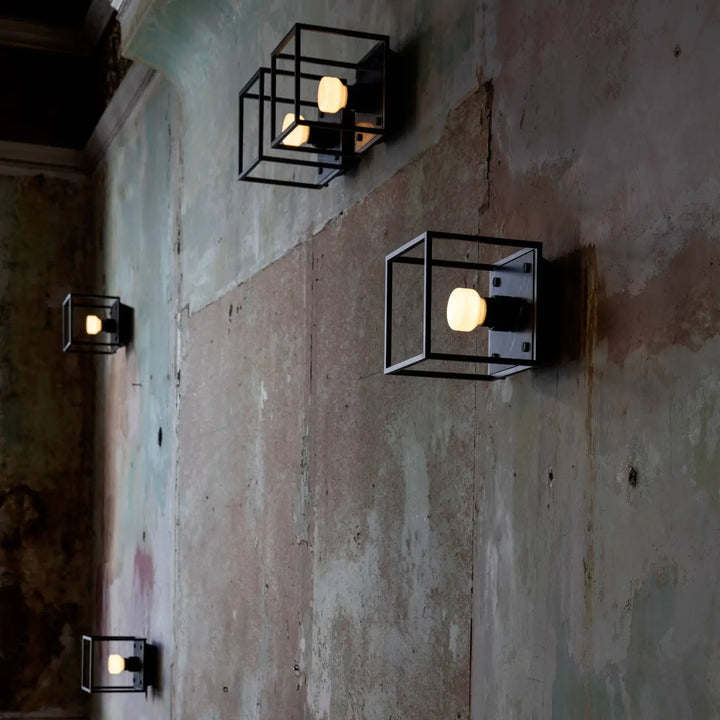 Applique murale Caged Small en marbre noir dans un intérieur #couleur_noir