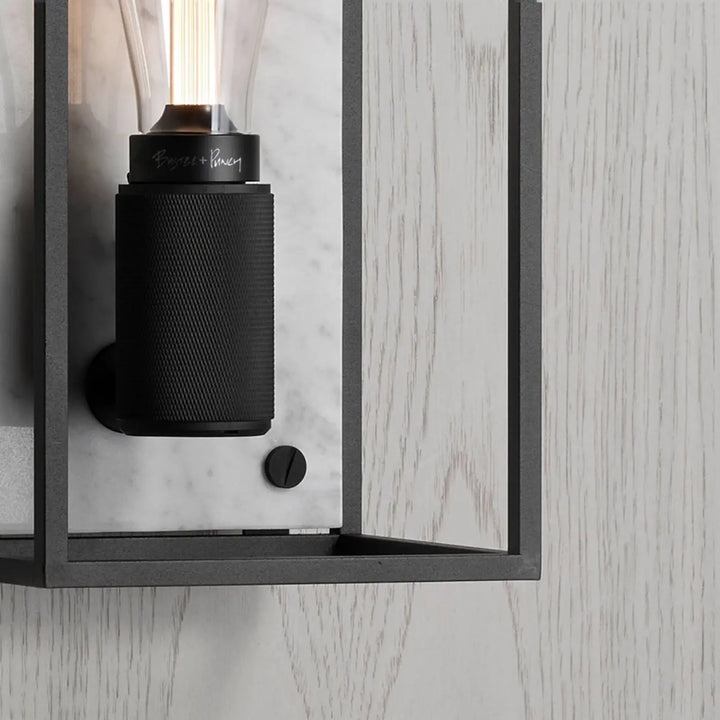 Applique murale Caged Medium en marbre blanc et cage en métal noir mat #couleur_blanc