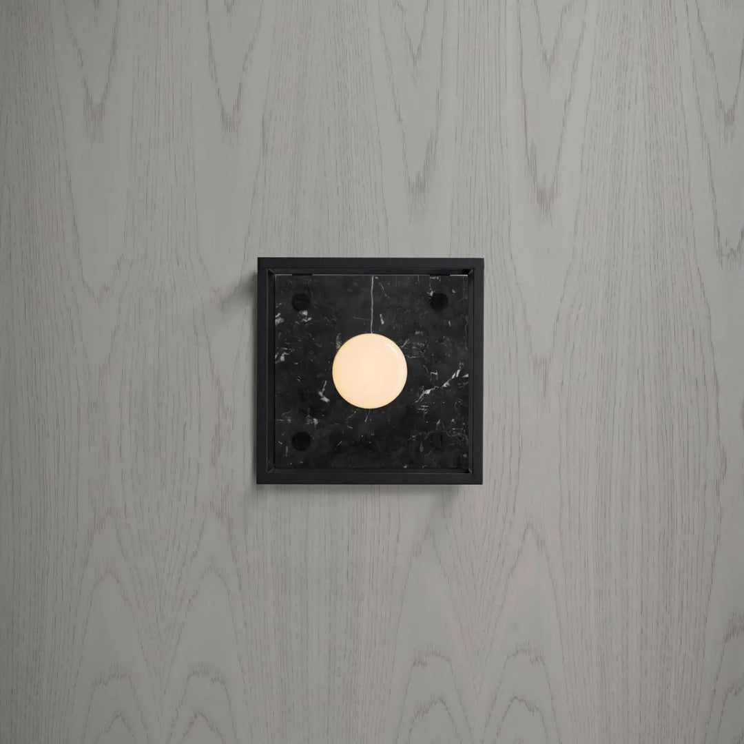 Applique murale Caged Small en marbre noir et cage en métal noir mat #couleur_noir