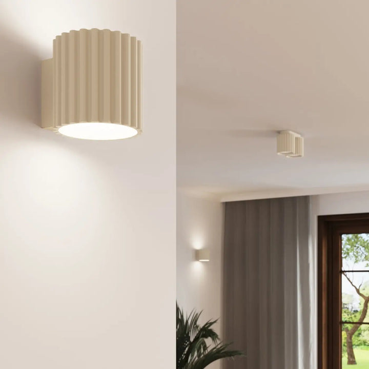 Applique murale beige allumée, vue rapprochée