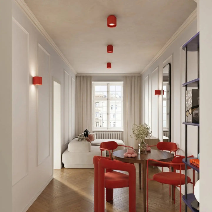 Applique murale rouge dans un intérieur contemporain