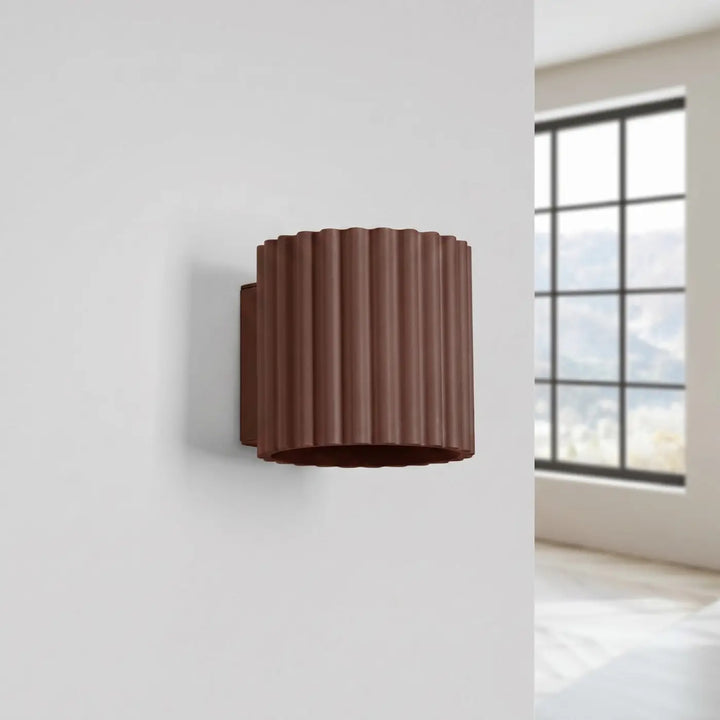 Applique murale marron éteinte, vue rapprochée