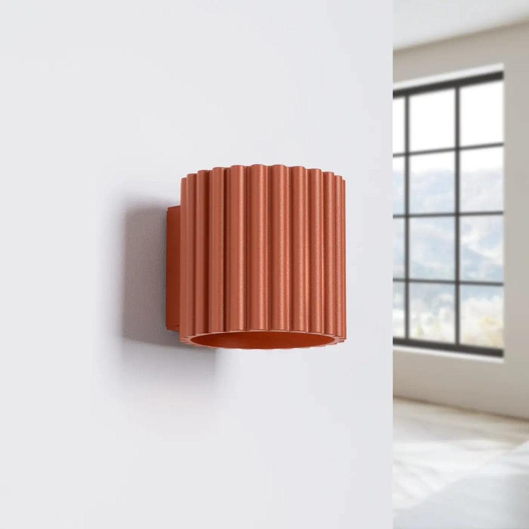 Applique murale ocre rouge éteinte, vue rapprochée