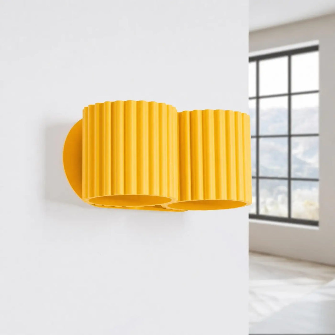 Applique murale jaune éteinte, vue rapprochée