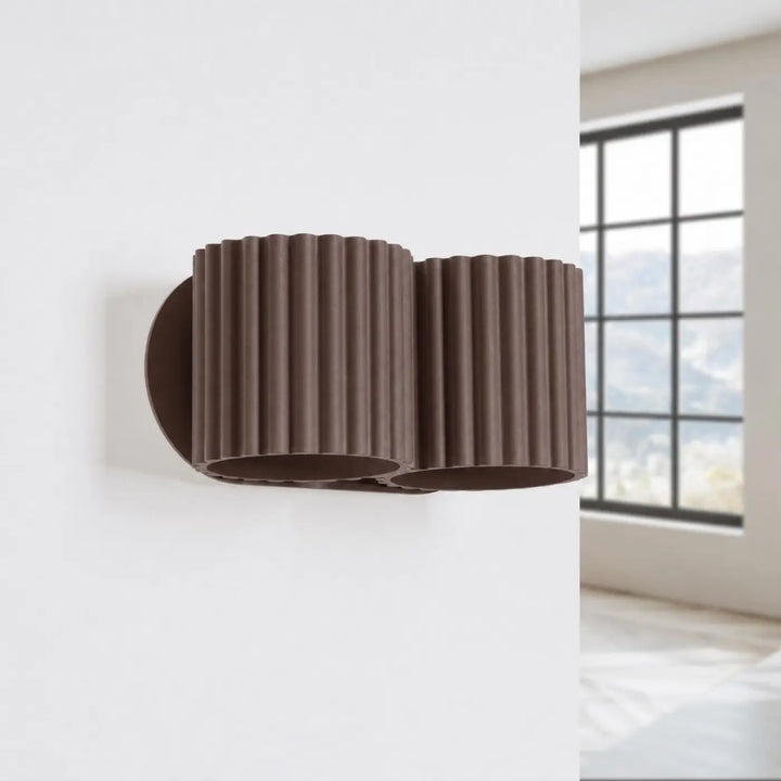 Applique murale marron éteinte, vue rapprochée