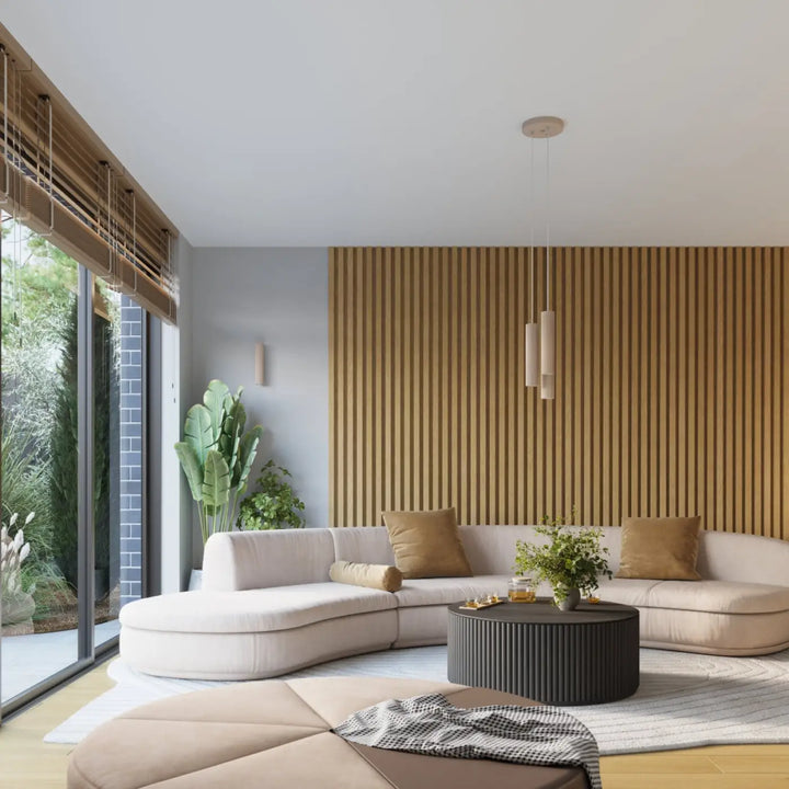 Beige canapé dangle courbé avec coussins tan devant un mur daccents en bois cylindrique design minimaliste plafonnier karbon allie