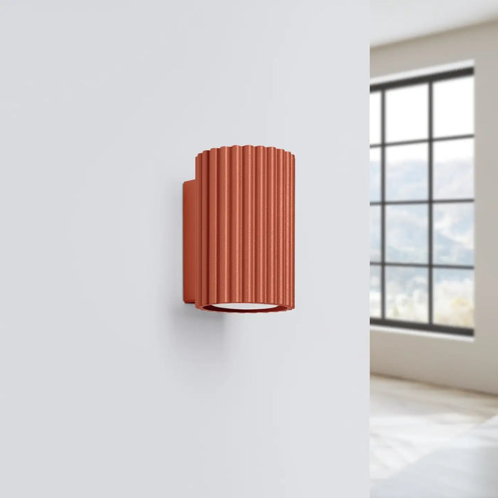 Applique murale karbon terracotta cylindrique avec rainures verticales spot orientable design moderne et épuré